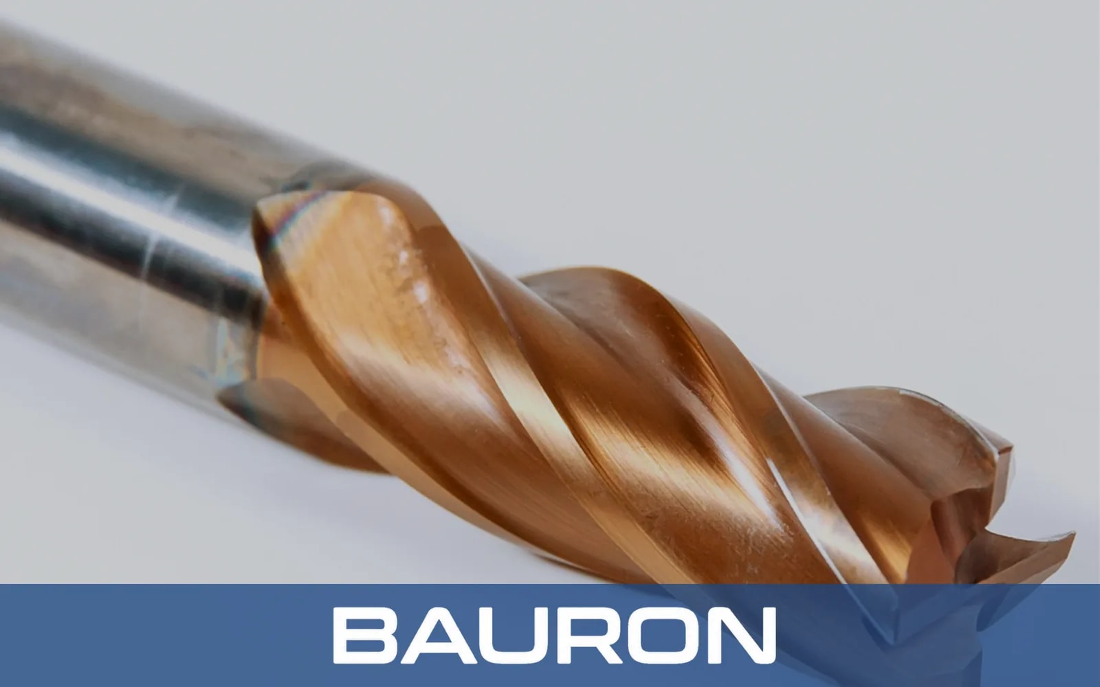 Primer plano de una fresa de metal duro con recubrimiento color bronce